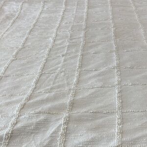 Crate and Barrel White Chenille Fringed coverlet Queen/full